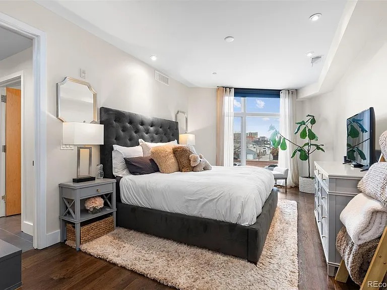 This beautifully upgraded 1 bedroom (333 S Monroe Street Unit 211, Denver, CO 80209)