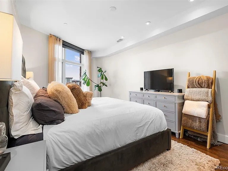 This beautifully upgraded 1 bedroom (333 S Monroe Street Unit 211, Denver, CO 80209)