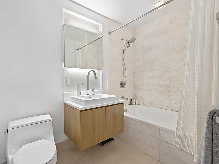 Stunning east-facing, oversized 1 bedroom / 1.5 bath (77 Hudson St , Jersey City, NJ 07302 )