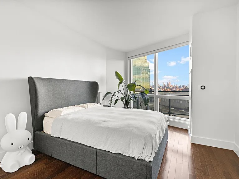 Stunning east-facing, oversized 1 bedroom / 1.5 bath (77 Hudson St , Jersey City, NJ 07302 )