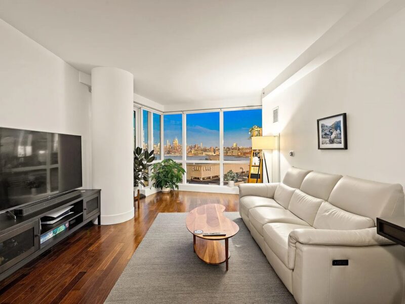 Stunning east-facing, oversized 1 bedroom / 1.5 bath (77 Hudson St , Jersey City, NJ 07302 )