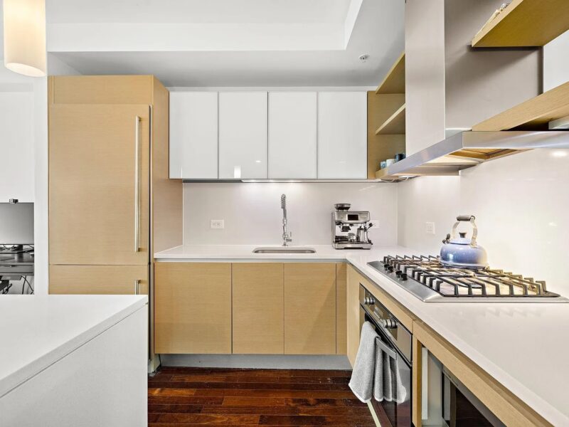 Stunning east-facing, oversized 1 bedroom / 1.5 bath (77 Hudson St , Jersey City, NJ 07302 )