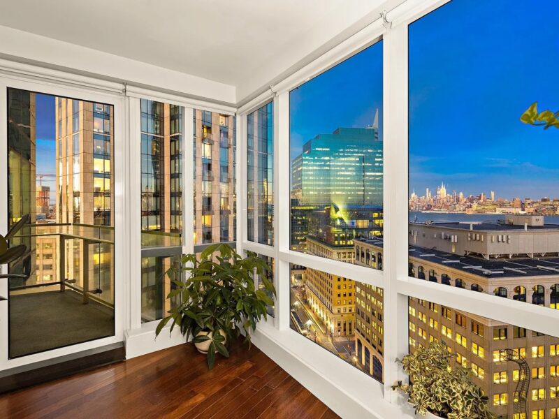 Stunning east-facing, oversized 1 bedroom / 1.5 bath (77 Hudson St , Jersey City, NJ 07302 )