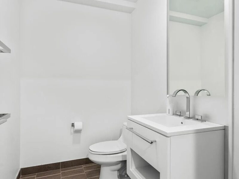 Stunning east-facing, oversized 1 bedroom / 1.5 bath (77 Hudson St , Jersey City, NJ 07302 )