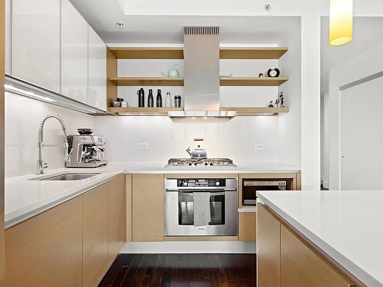 Stunning east-facing, oversized 1 bedroom / 1.5 bath (77 Hudson St , Jersey City, NJ 07302 )