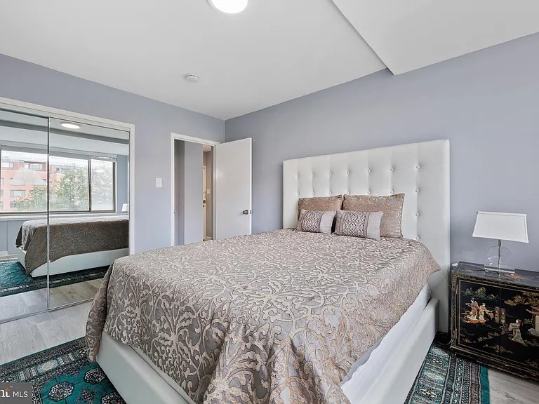 Exquisite 1-bedroom, 1-bath (1111 Arlington Blvd, Arlington, VA 22209 )