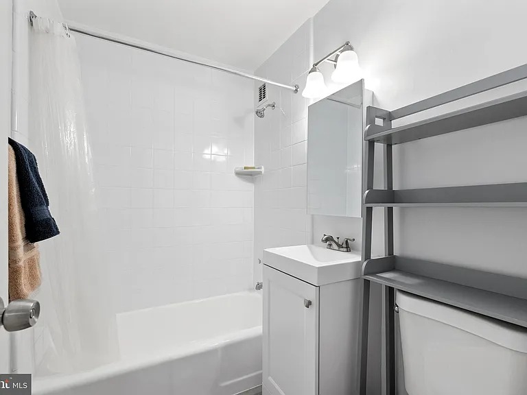 Exquisite 1-bedroom, 1-bath (1111 Arlington Blvd, Arlington, VA 22209 )
