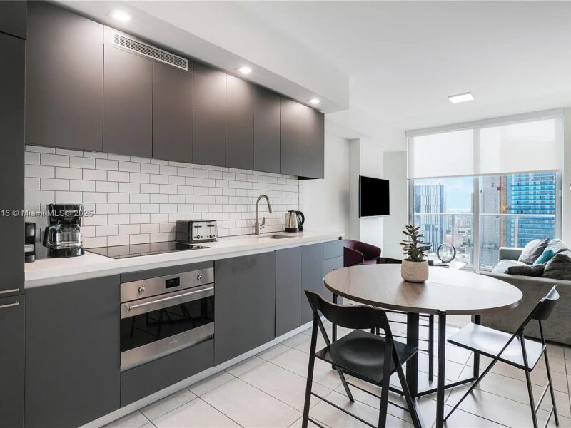 Penthouse 1/1 unit Perfect for short-long term rental (227 NE 2nd St, Miami, FL 33132 )