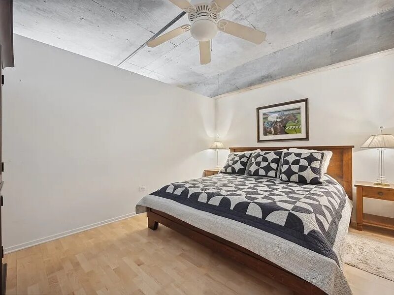 SPACIOUS & STUNNING SOUTH FACING, LOFT IN PREMIER LOCATION (240 E Illinois St, Chicago, IL 60611 )