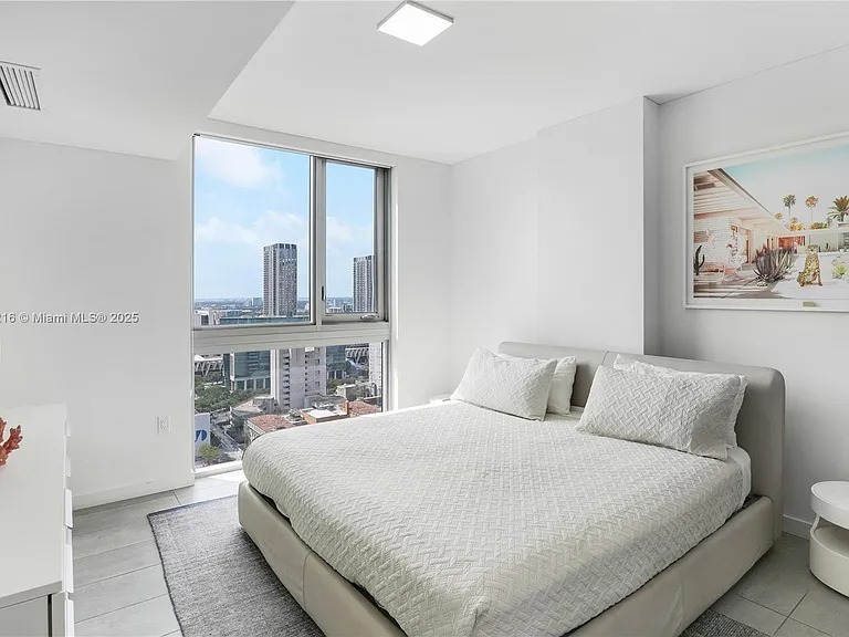 Penthouse 1/1 unit Perfect for short-long term rental (227 NE 2nd St, Miami, FL 33132 )