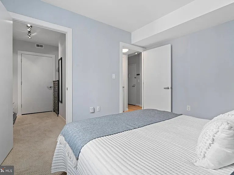 South facing 9th floor sun-filled corner unit (1000 New Jersey Ave SE , Washington, DC 20003 )