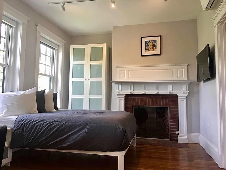 Conveniently located in the heart of Coolidge Corner( 89 Marion St , Brookline, MA 02446 )