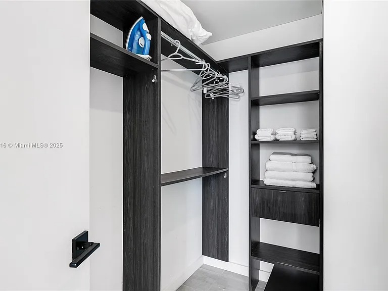 Penthouse 1/1 unit Perfect for short-long term rental (227 NE 2nd St, Miami, FL 33132 )