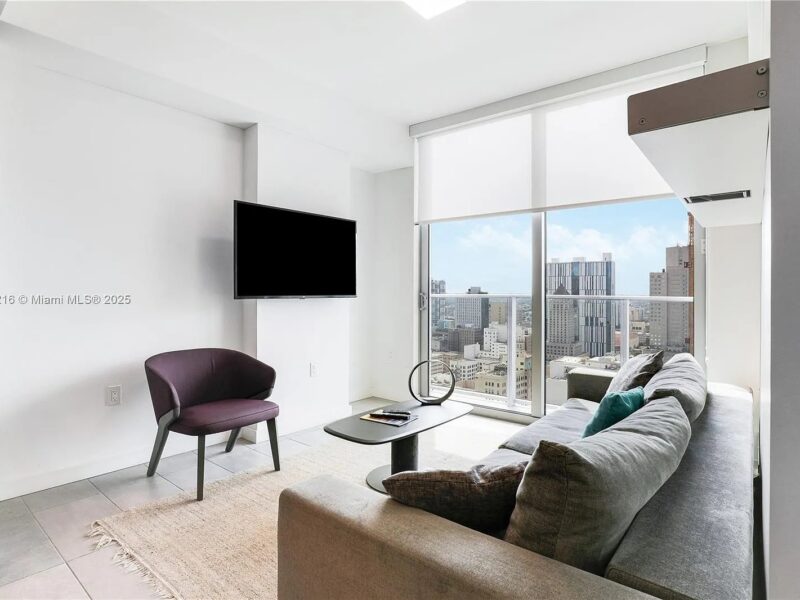 Penthouse 1/1 unit Perfect for short-long term rental (227 NE 2nd St, Miami, FL 33132 )