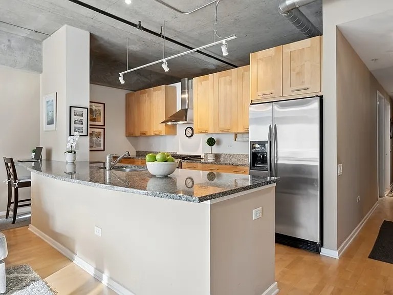 SPACIOUS & STUNNING SOUTH FACING, LOFT IN PREMIER LOCATION (240 E Illinois St, Chicago, IL 60611 )