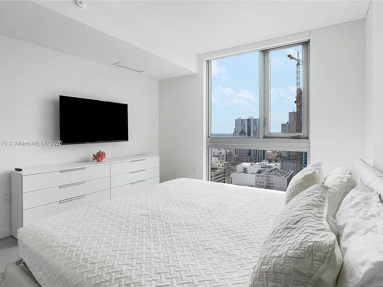 Penthouse 1/1 unit Perfect for short-long term rental (227 NE 2nd St, Miami, FL 33132 )