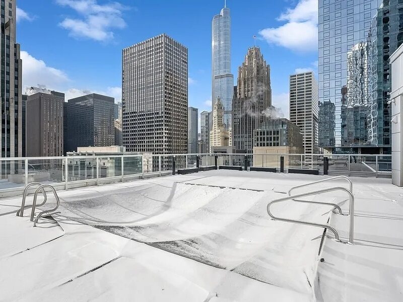 SPACIOUS & STUNNING SOUTH FACING, LOFT IN PREMIER LOCATION (240 E Illinois St, Chicago, IL 60611 )
