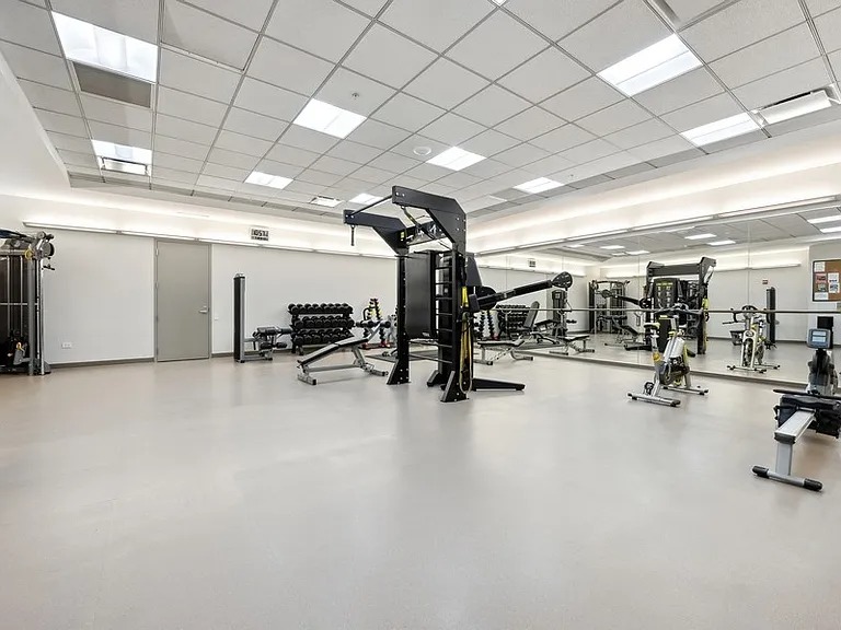 SPACIOUS & STUNNING SOUTH FACING, LOFT IN PREMIER LOCATION (240 E Illinois St, Chicago, IL 60611 )