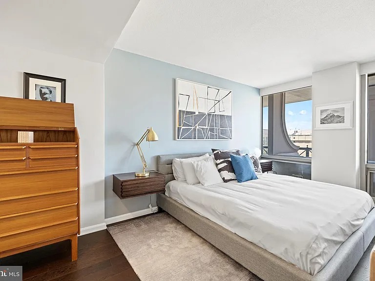 Fully remodeled unit (701 Pennsylvania Ave, Washington, DC 20004 )