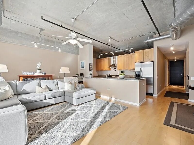SPACIOUS & STUNNING SOUTH FACING, LOFT IN PREMIER LOCATION (240 E Illinois St, Chicago, IL 60611 )