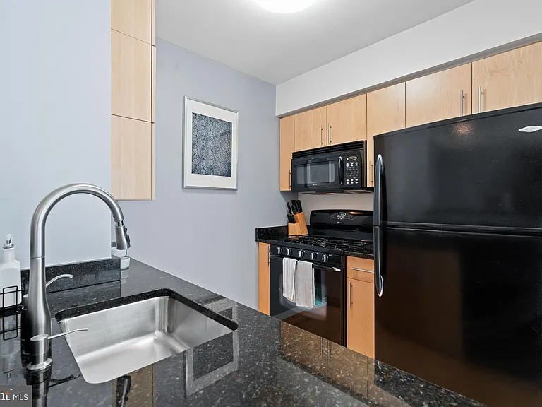 South facing 9th floor sun-filled corner unit (1000 New Jersey Ave SE , Washington, DC 20003 )