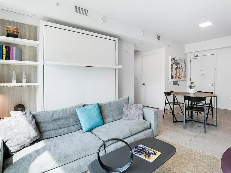 Penthouse 1/1 unit Perfect for short-long term rental (227 NE 2nd St, Miami, FL 33132 )