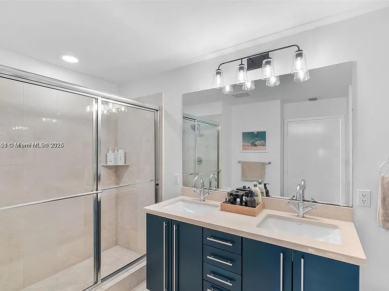 Stylishly Furnished High floor 2BD/2BA (79 SW 12th St, Miami, FL 33130)