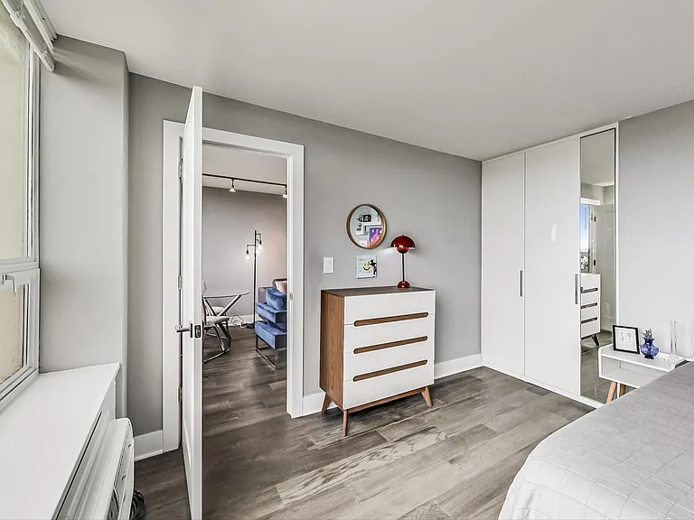 Beautifully updated and modern 1 Bedroom/1 Bath condo (1355 N Sandburg Ter Chicago, IL 60610 )