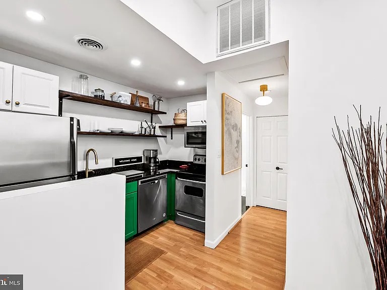 Charming 1-bedroom, 1-bathroom apartment (1011 Hunter St , Baltimore, MD 21202