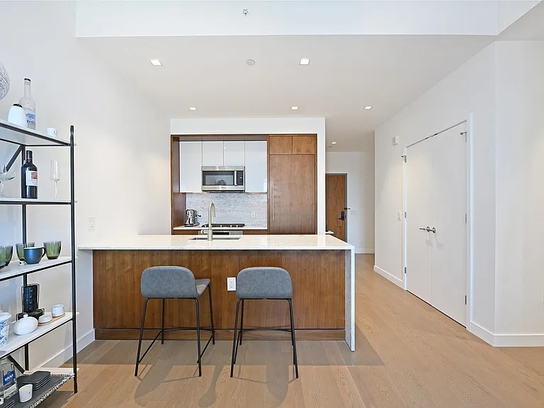 Immaculate and spacious one-bedroom (75 Park Ln, Jersey City, NJ 07310 )