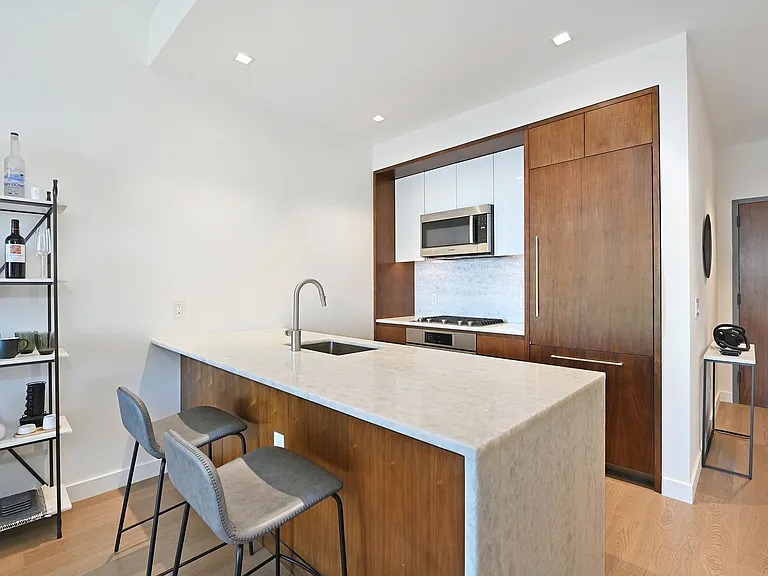 Immaculate and spacious one-bedroom (75 Park Ln, Jersey City, NJ 07310 )
