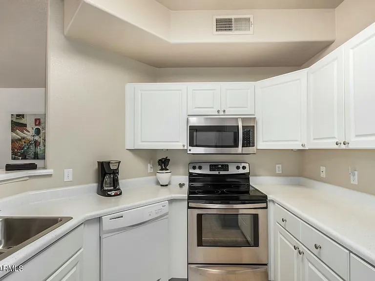 Beautifully updated first-floor unit in Phoenix AZ