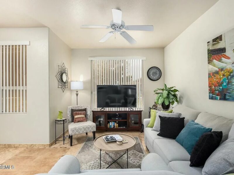 Beautifully updated first-floor unit in Phoenix AZ