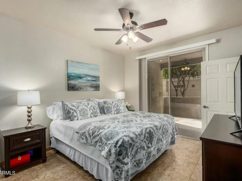 Beautifully updated first-floor unit in Phoenix AZ