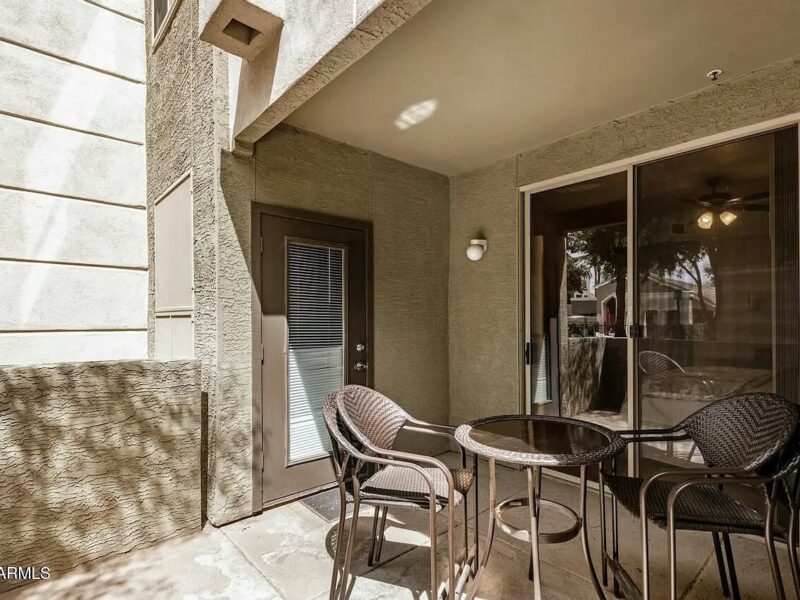Beautifully updated first-floor unit in Phoenix AZ