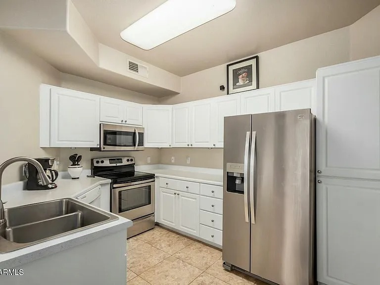 Beautifully updated first-floor unit in Phoenix AZ