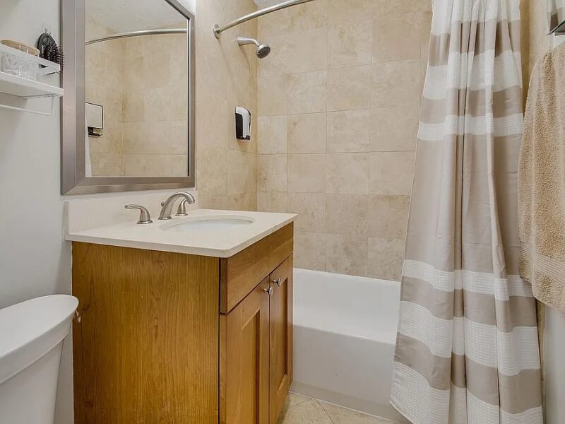 Updated 1 bedroom Lakeview condo in Chicago IL