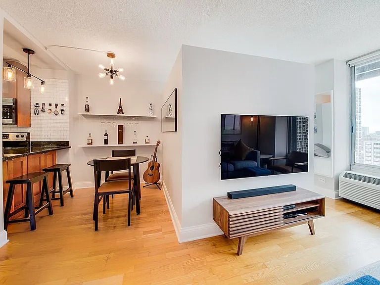 Updated 1 bedroom Lakeview condo in Chicago IL