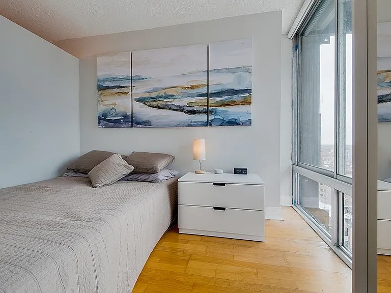 Updated 1 bedroom Lakeview condo in Chicago IL