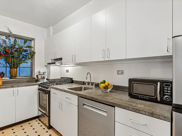 Sun drenched spacious 1-bedroom apartment n New York