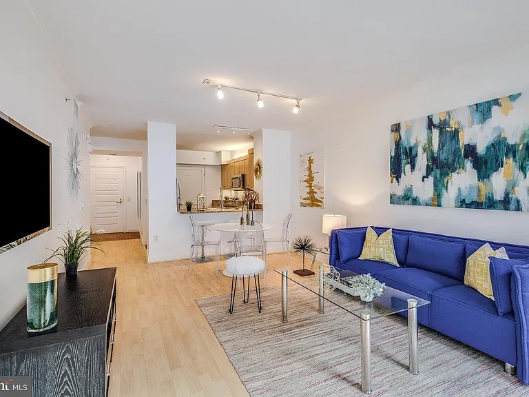 Sunny Spacious Unit in Washington