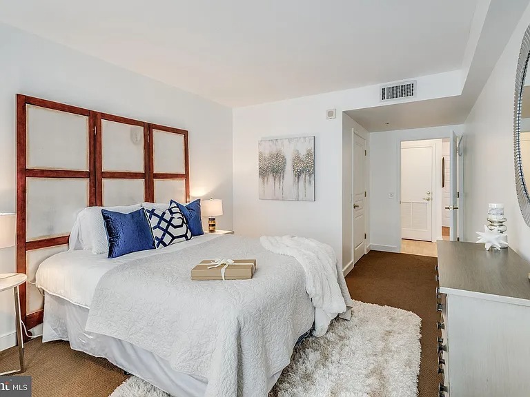 Sunny Spacious Unit in Washington