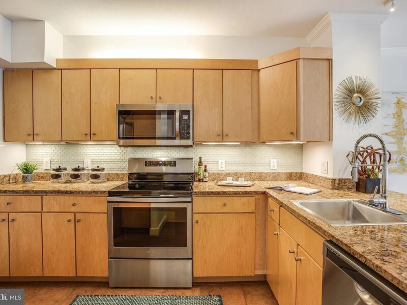 Sunny Spacious Unit in Washington