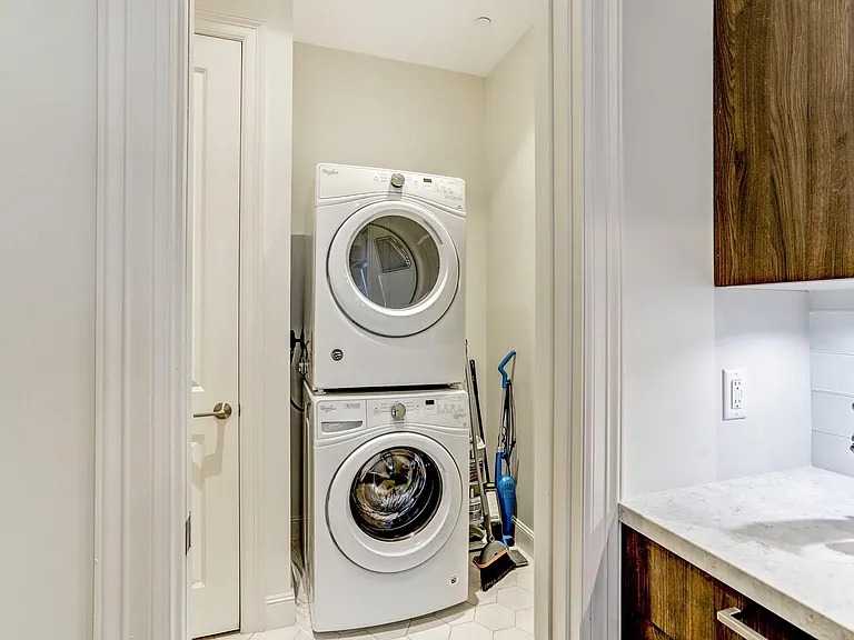 FURNISHED Highrise in heart of downtown in Houston