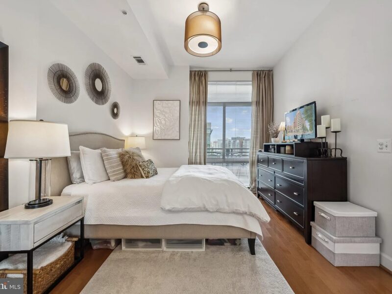 This amenity-rich one bedroom condominium is move-in ready in Arlington VA