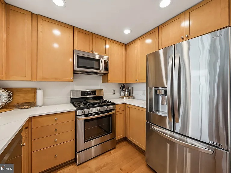 This amenity-rich one bedroom condominium is move-in ready in Arlington VA