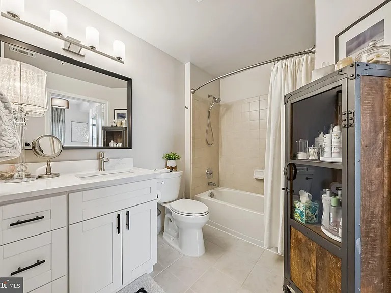 This amenity-rich one bedroom condominium is move-in ready in Arlington VA