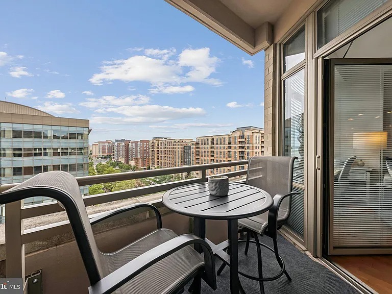 This amenity-rich one bedroom condominium is move-in ready in Arlington VA