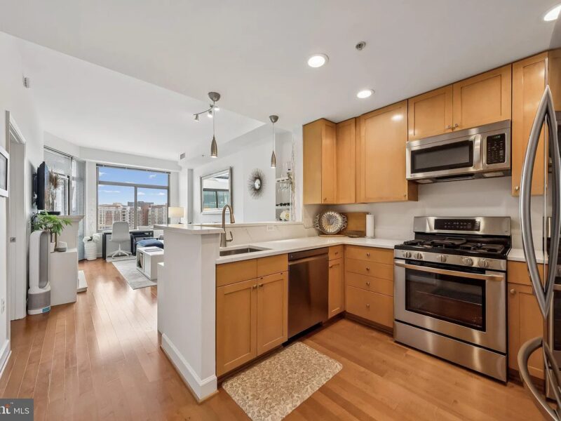 This amenity-rich one bedroom condominium is move-in ready in Arlington VA