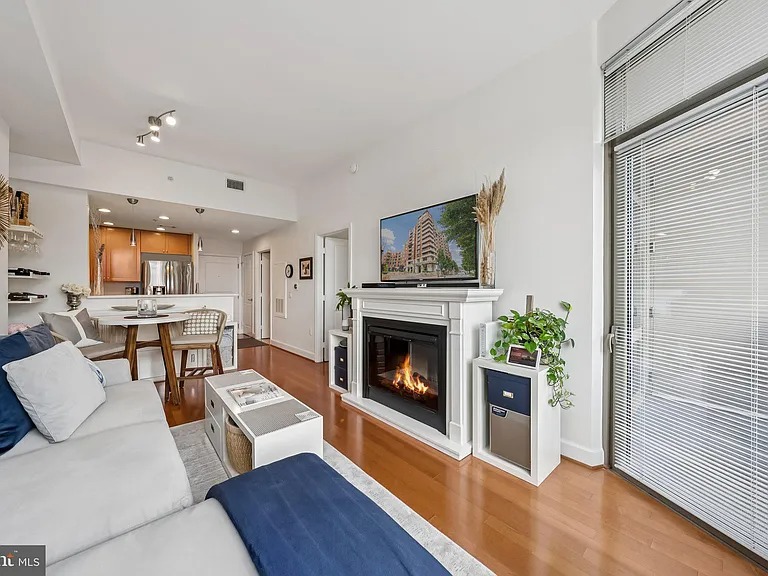 This amenity-rich one bedroom condominium is move-in ready in Arlington VA